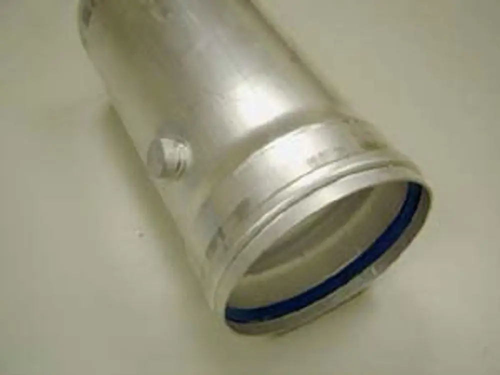Helles, zylindrisches Abgasrohr aus Metall mit einem blauen Dichtungsring an der unteren Kante. Hersteller ist Remeha.